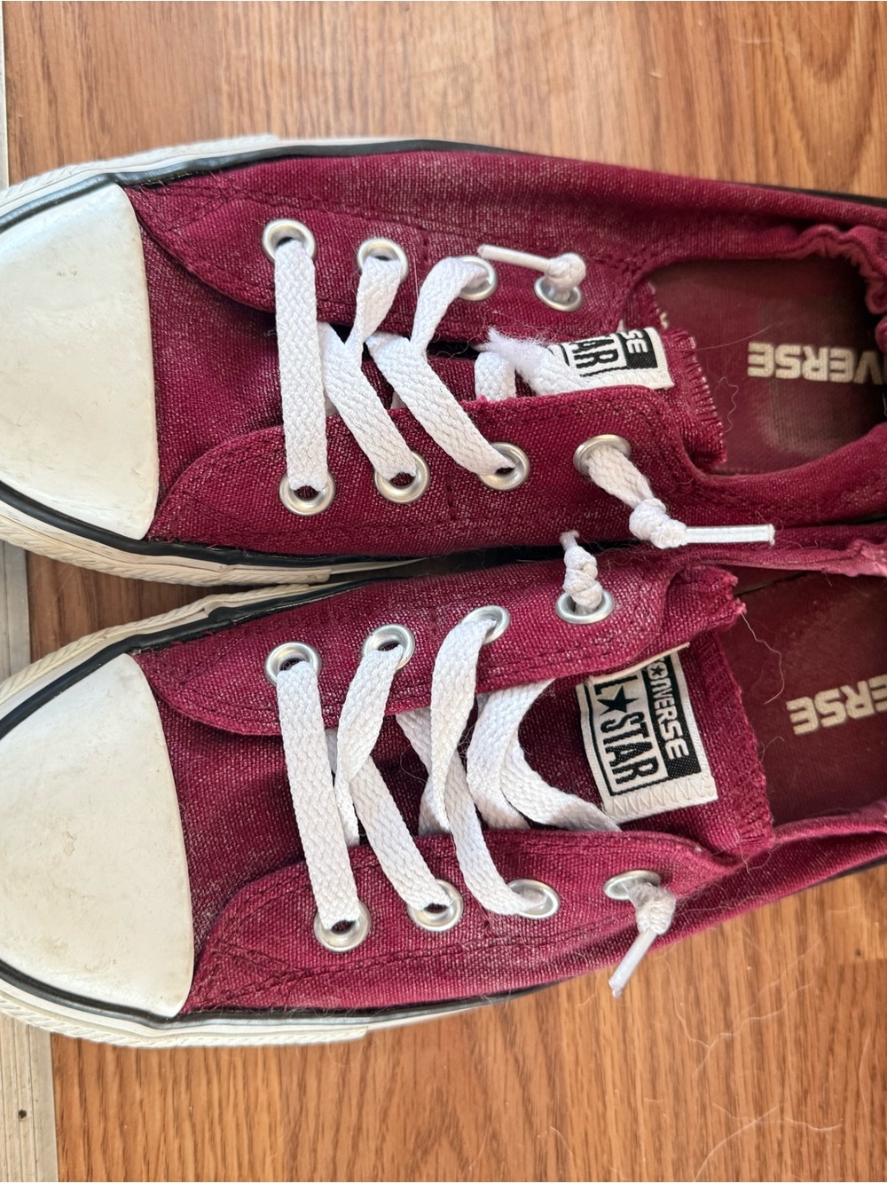 Converse women’s Low Top stretch Canvas Sneakers in Burgundy